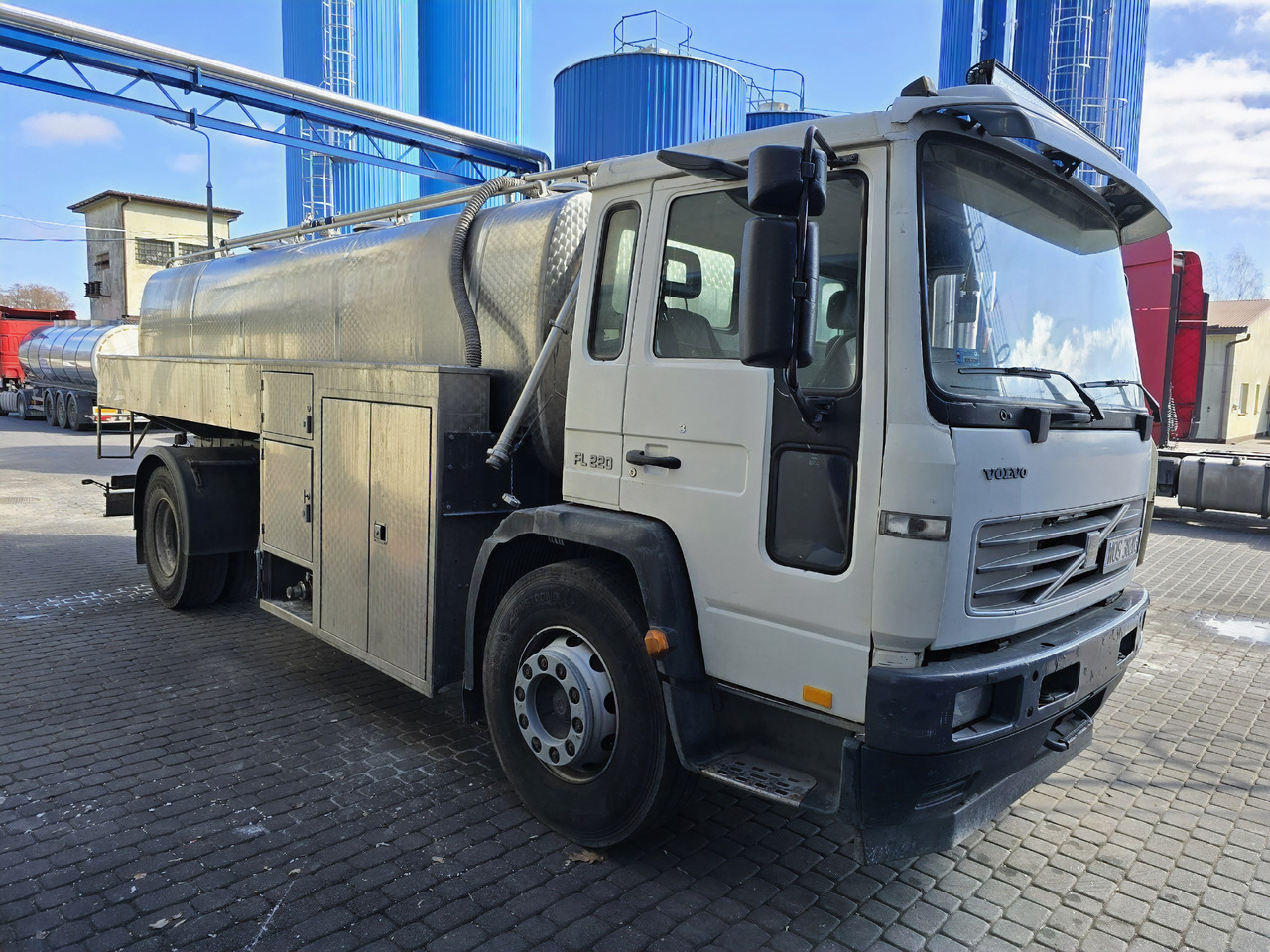 VOLVO FL 220 - Camion citerne: photos 2 VOLVO FL 220 - Camion citerne: photos 2