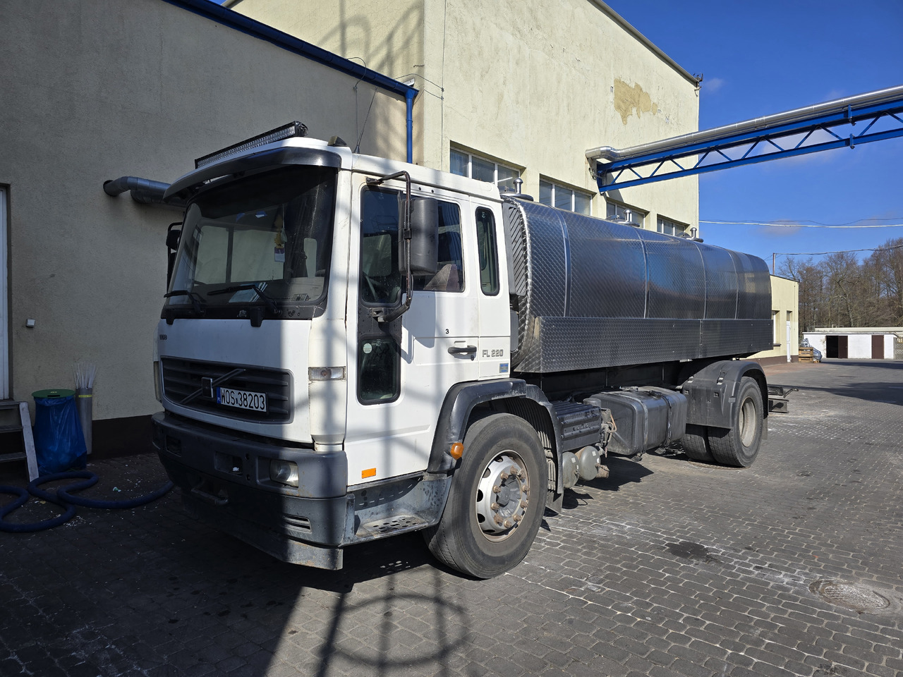 VOLVO FL 220 - Camion citerne: photos 3 VOLVO FL 220 - Camion citerne: photos 3