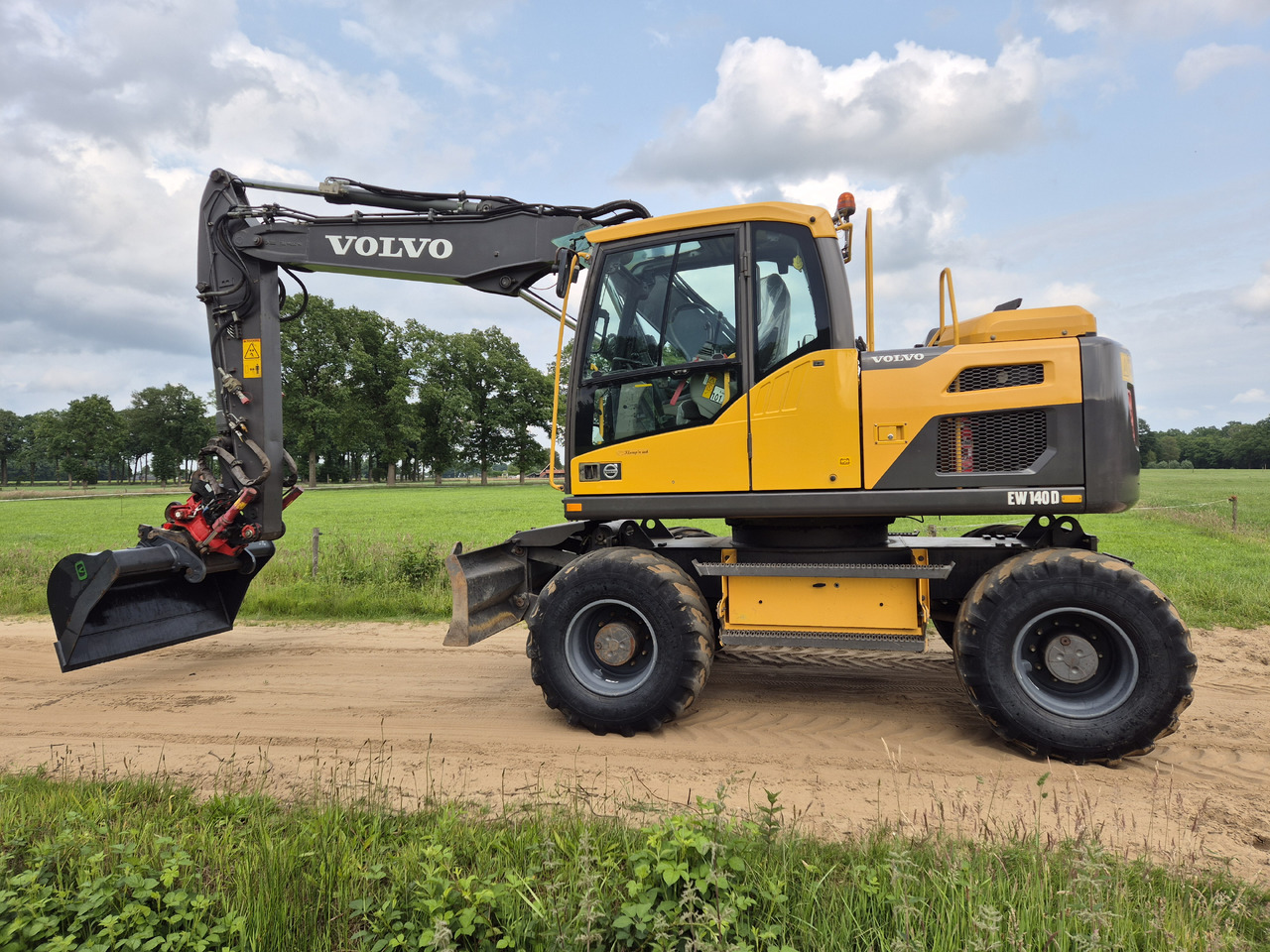 VOLVO EW 140 D - Pelle sur pneus: photos 1 VOLVO EW 140 D - Pelle sur pneus: photos 1