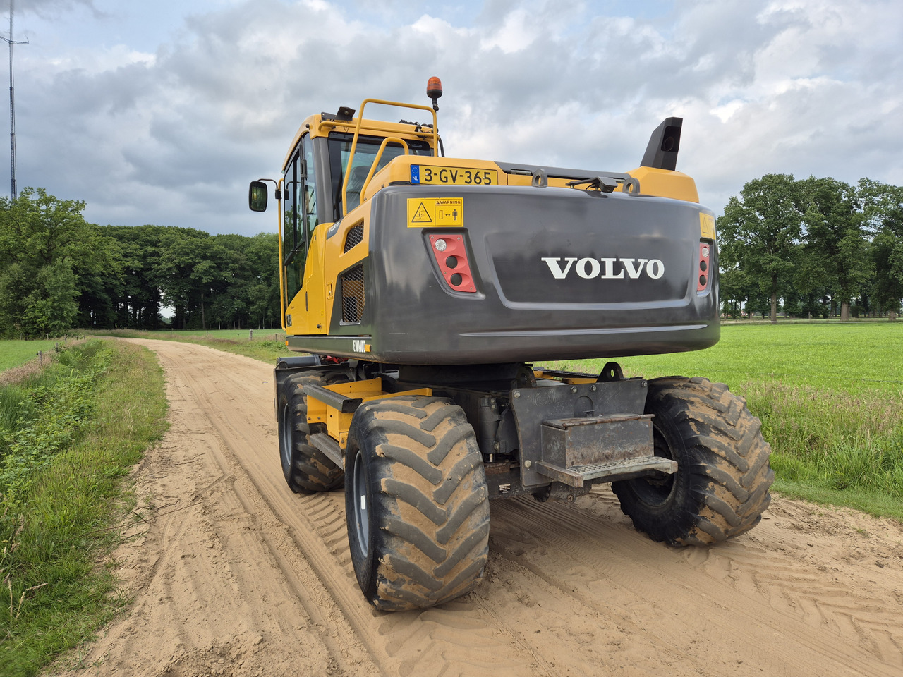 VOLVO EW 140 D - Pelle sur pneus: photos 3 VOLVO EW 140 D - Pelle sur pneus: photos 3