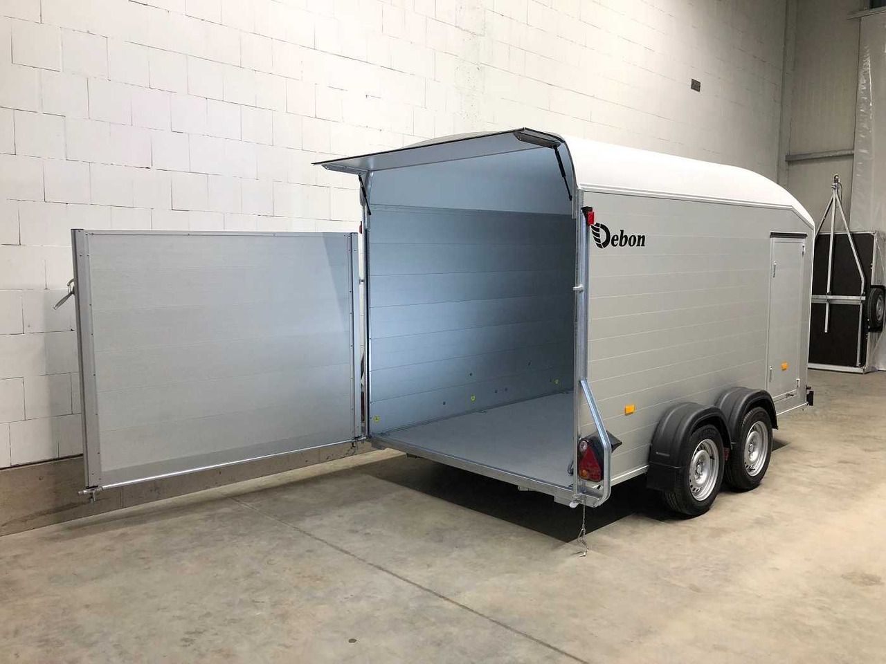 CHEVAL LIBERTE DEBON C700 Roadster Kofferanhänger - Remorque fourgon: photos 3 CHEVAL LIBERTE DEBON C700 Roadster Kofferanhänger - Remorque fourgon: photos 3