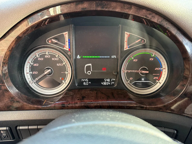 DAF CF 410 CF410 4X2 Spacecab / 1.05m schotelhoogte / Origineel 438.341km / TOP STAAT - Tracteur routier: photos 3 DAF CF 410 CF410 4X2 Spacecab / 1.05m schotelhoogte / Origineel 438.341km / TOP STAAT - Tracteur routier: photos 3