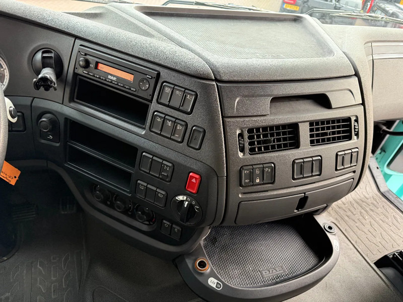 Tracteur routier DAF XF 106.460 XF460 4X2 Spacecab / 2 beds / Hydraulics / alcoa / full spoilers / ADR: photos 15 Tracteur routier DAF XF 106.460 XF460 4X2 Spacecab / 2 beds / Hydraulics / alcoa / full spoilers / ADR: photos 15