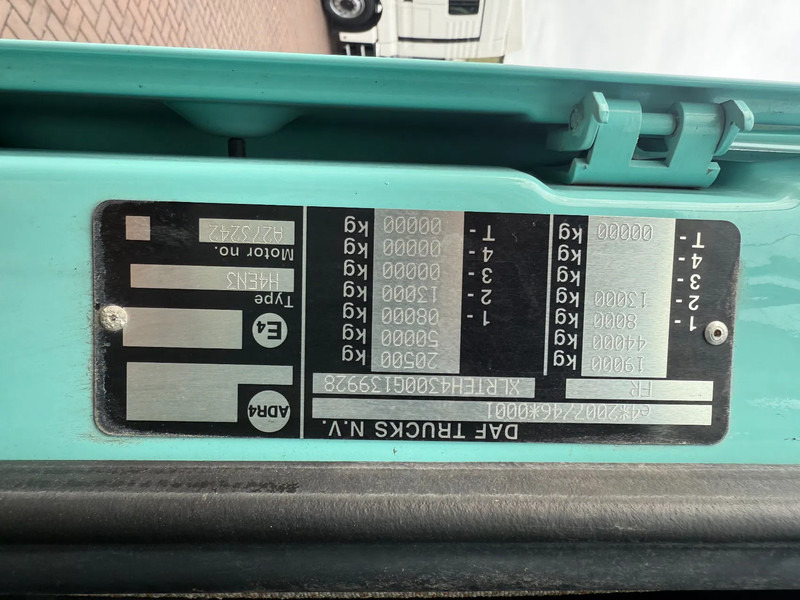 Tracteur routier DAF XF 106.460 XF460 4X2 Spacecab / 2 beds / Hydraulics / alcoa / full spoilers / ADR: photos 12 Tracteur routier DAF XF 106.460 XF460 4X2 Spacecab / 2 beds / Hydraulics / alcoa / full spoilers / ADR: photos 12