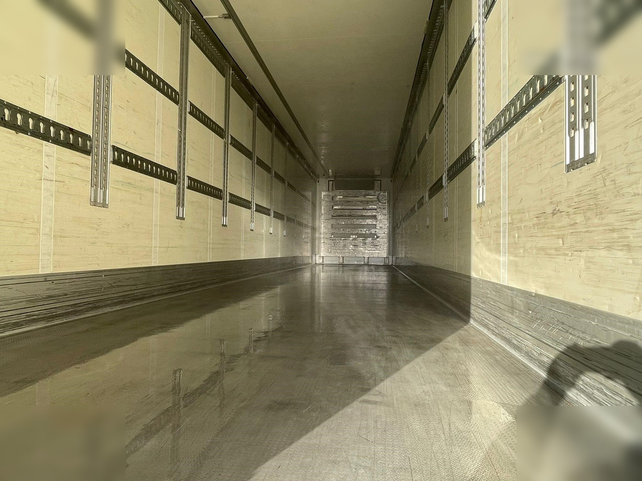 SCHMITZ CARGOBULL - Semi-remorque frigorifique: photos 3 SCHMITZ CARGOBULL - Semi-remorque frigorifique: photos 3