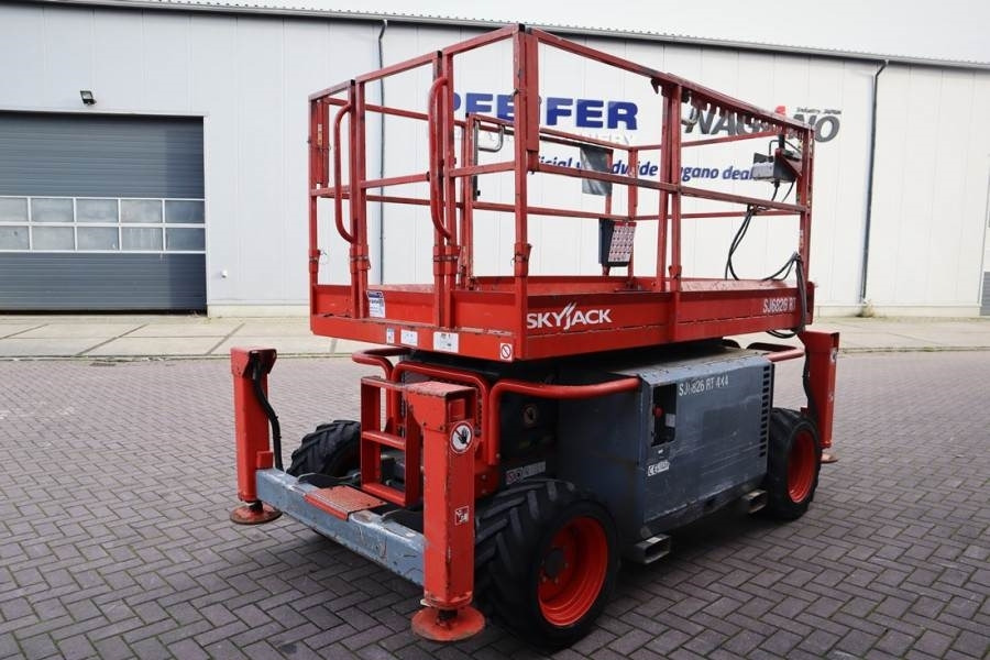 SkyJack SJ6826 Diesel, 4x4 Drive, 10m Working Height, 567k - Nacelle ciseaux: photos 2 SkyJack SJ6826 Diesel, 4x4 Drive, 10m Working Height, 567k - Nacelle ciseaux: photos 2