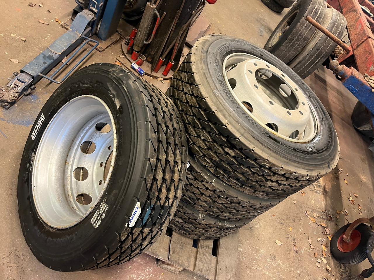 Bridgstone 295/60-22,5 - Roue complète pour Camion: photos 1 Bridgstone 295/60-22,5 - Roue complète pour Camion: photos 1