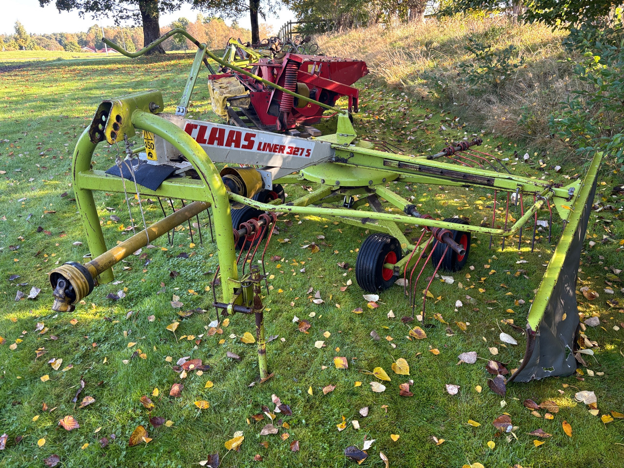 Claas Liner 327S - Faneuse: photos 1 Claas Liner 327S - Faneuse: photos 1