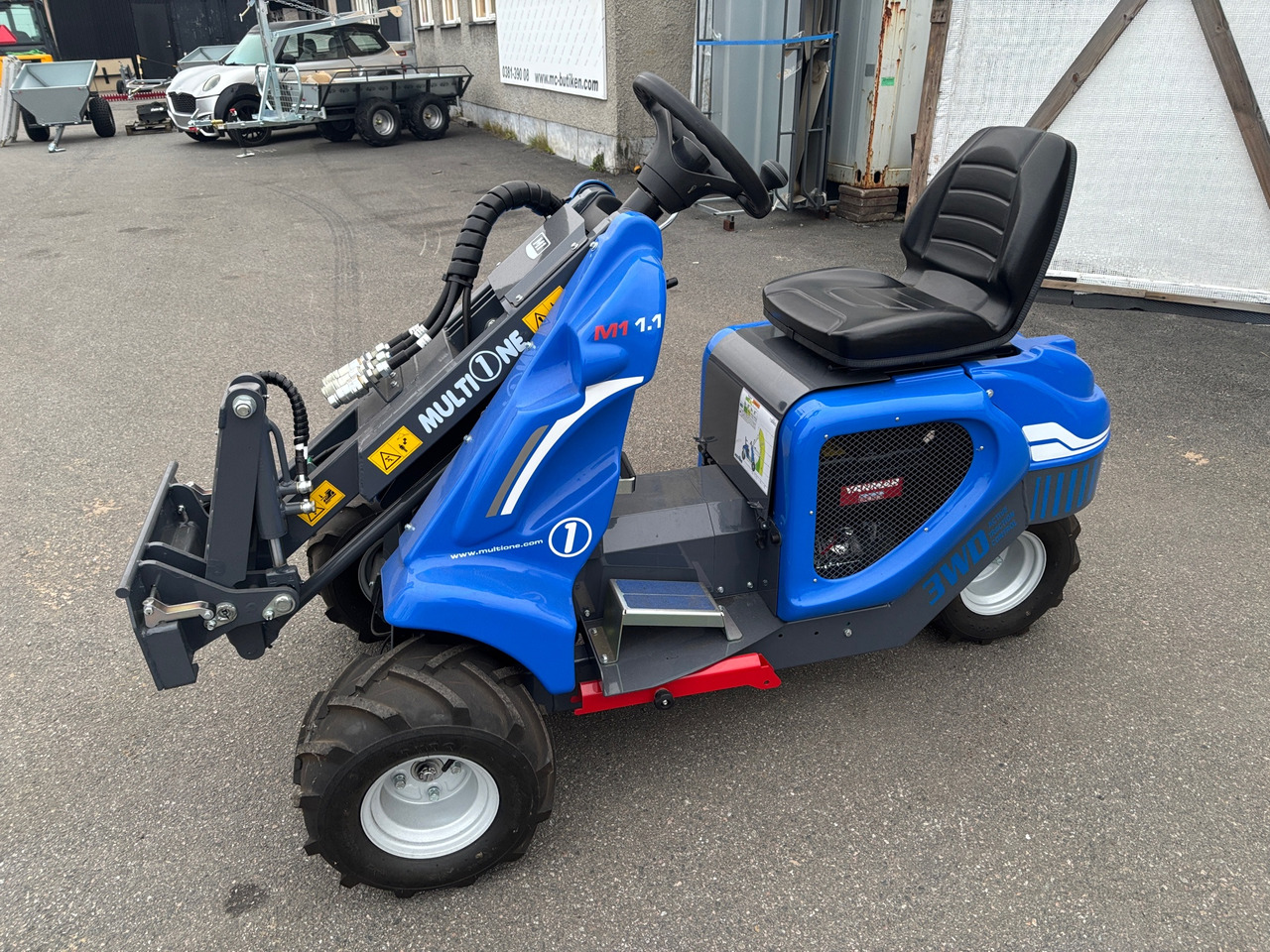 Multione M1 1.1 - Valet de ferme: photos 1 Multione M1 1.1 - Valet de ferme: photos 1