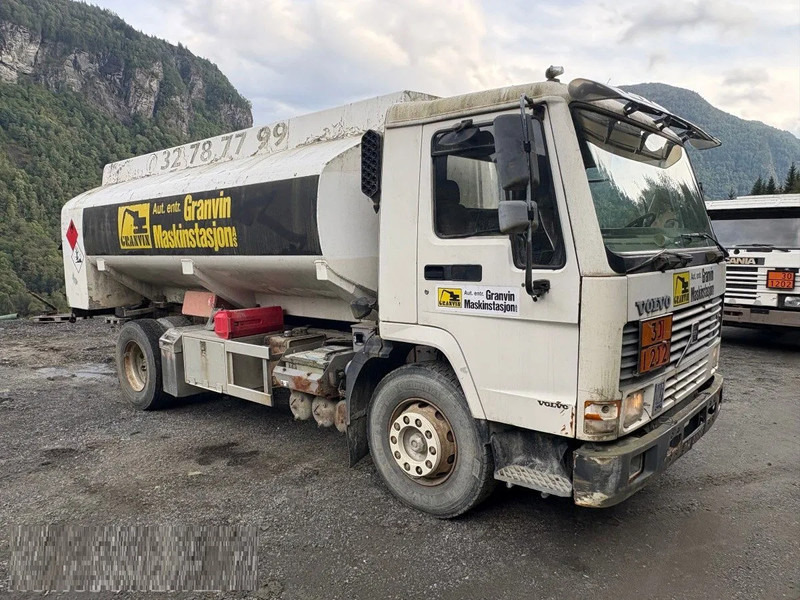 Volvo FL 7 Volvo FL7 285 Fuel tanker 4x2 - Camion citerne: photos 1 Volvo FL 7 Volvo FL7 285 Fuel tanker 4x2 - Camion citerne: photos 1