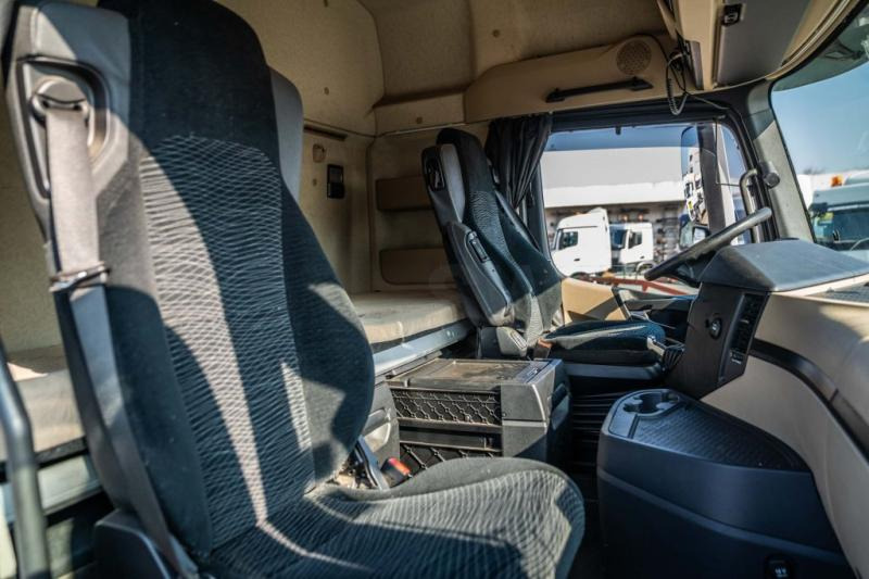Photo d'intérieur 2: Tracteur routier Mercedes ACTROS 1846 LS + kiphydr.