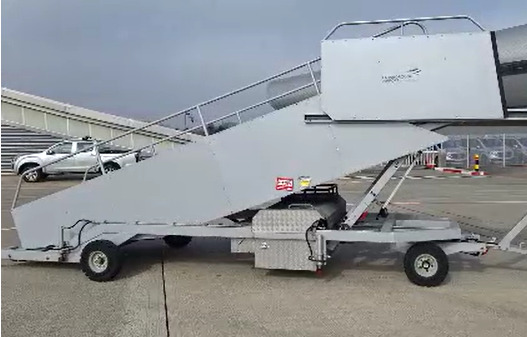 AERO-GSE stairs Towable stairs with the pedestrian movement ( 2,4-3,8m) - Escalier d'embarquement: photos 1 AERO-GSE stairs Towable stairs with the pedestrian movement ( 2,4-3,8m) - Escalier d'embarquement: photos 1