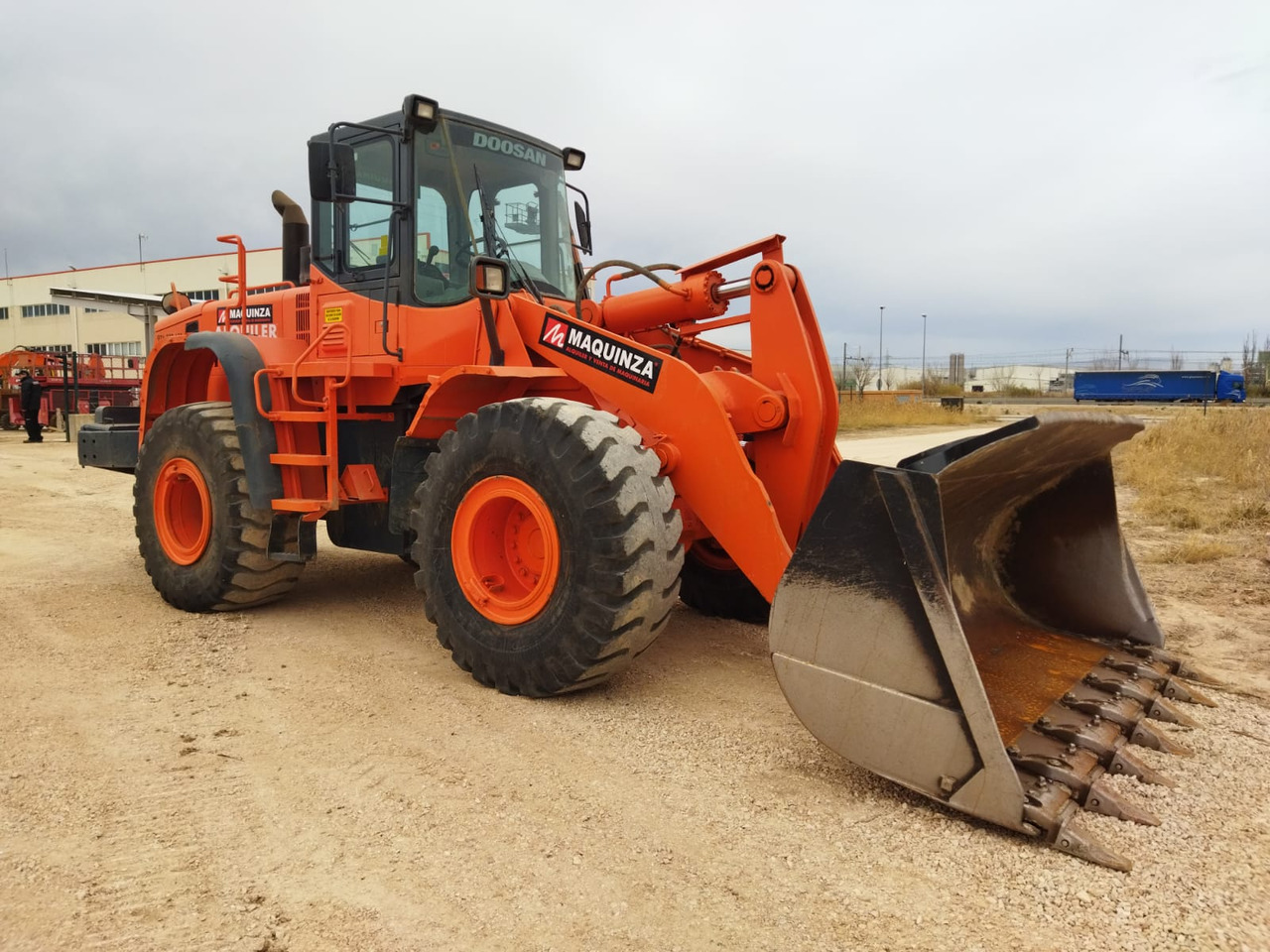 DOOSAN DL300 - Chargeuse sur pneus: photos 2 DOOSAN DL300 - Chargeuse sur pneus: photos 2