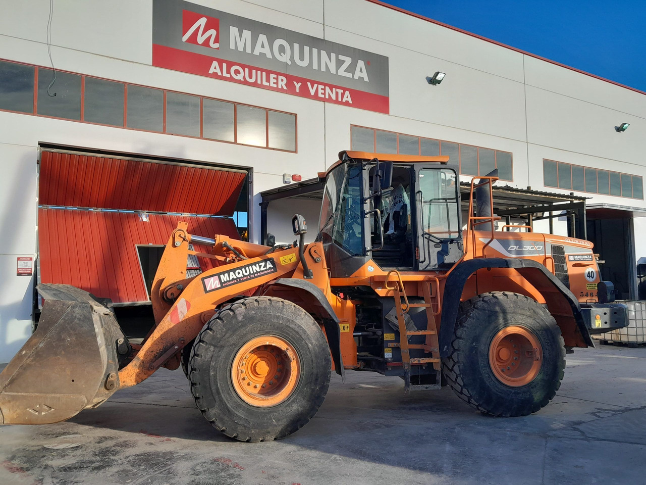 DOOSAN DL300 L/AUX - Chargeuse sur pneus: photos 3 DOOSAN DL300 L/AUX - Chargeuse sur pneus: photos 3