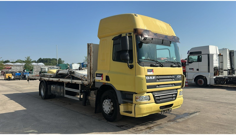DAF 75 CF 310 (GOOD CONDITION / POSSIBLE AS BOX WITH CURTAIN / BONNE ETAT) - Camion plateau: photos 3 DAF 75 CF 310 (GOOD CONDITION / POSSIBLE AS BOX WITH CURTAIN / BONNE ETAT) - Camion plateau: photos 3