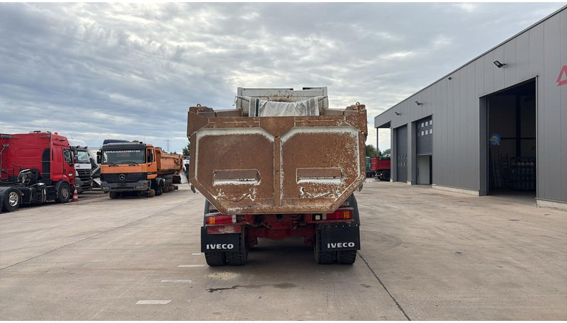 Iveco EUROTRAKKER 320 E 35 (GRAND PONT / LAMES / POMPE MANUELLE / 8X4 / CURSOR 8) - crédit-bail Iveco EUROTRAKKER 320 E 35 (GRAND PONT / LAMES / POMPE MANUELLE / 8X4 / CURSOR 8): photos 6