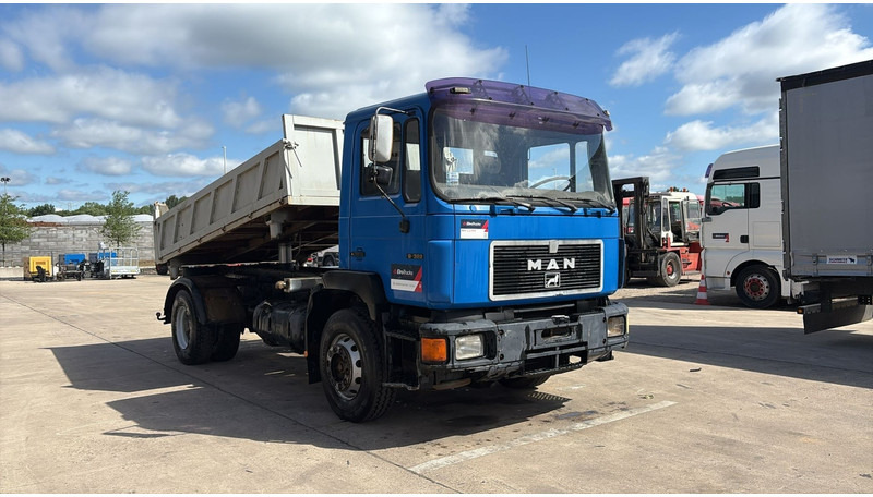 MAN 19.322 (MANUAL PUMP / STEEL SUSP. / LAMES / POMPE MANUELLE / BIG AXLE / GRAND PONT) - Camion benne: photos 3 MAN 19.322 (MANUAL PUMP / STEEL SUSP. / LAMES / POMPE MANUELLE / BIG AXLE / GRAND PONT) - Camion benne: photos 3