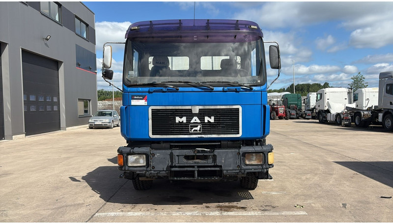MAN 19.322 (MANUAL PUMP / STEEL SUSP. / LAMES / POMPE MANUELLE / BIG AXLE / GRAND PONT) - Camion benne: photos 2 MAN 19.322 (MANUAL PUMP / STEEL SUSP. / LAMES / POMPE MANUELLE / BIG AXLE / GRAND PONT) - Camion benne: photos 2