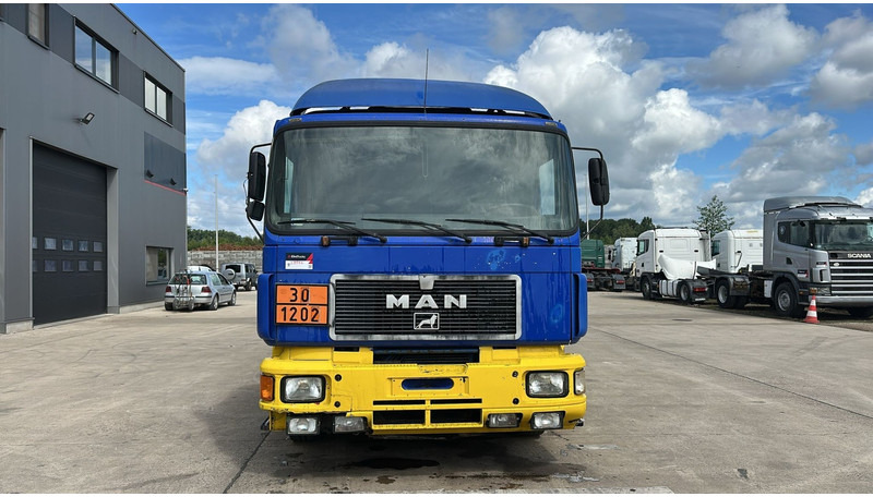 MAN 26.402 (18.000 L / 6X2 / 6 CYLINDER / FRONT STEEL / 3 COMPARTIMENTS) - Camion citerne: photos 2 MAN 26.402 (18.000 L / 6X2 / 6 CYLINDER / FRONT STEEL / 3 COMPARTIMENTS) - Camion citerne: photos 2