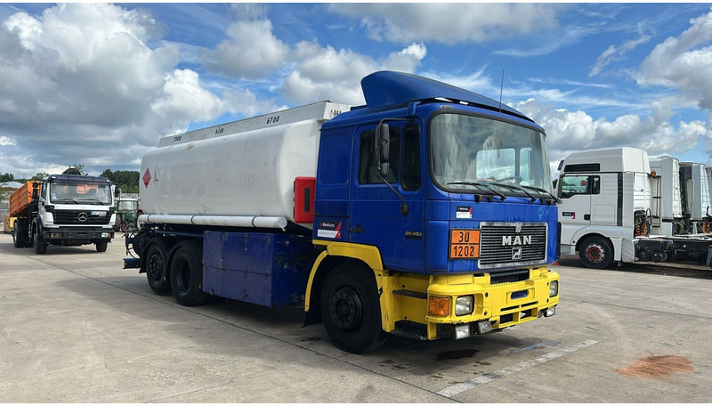 MAN 26.402 (18.000 L / 6X2 / 6 CYLINDER / FRONT STEEL / 3 COMPARTIMENTS) - Camion citerne: photos 3 MAN 26.402 (18.000 L / 6X2 / 6 CYLINDER / FRONT STEEL / 3 COMPARTIMENTS) - Camion citerne: photos 3
