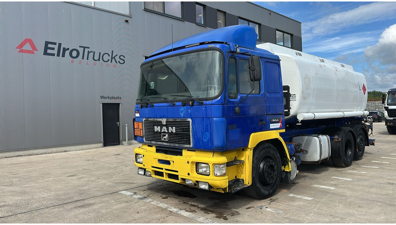 MAN 26.402 (18.000 L / 6X2 / 6 CYLINDER / FRONT STEEL / 3 COMPARTIMENTS) - Camion citerne: photos 1 MAN 26.402 (18.000 L / 6X2 / 6 CYLINDER / FRONT STEEL / 3 COMPARTIMENTS) - Camion citerne: photos 1