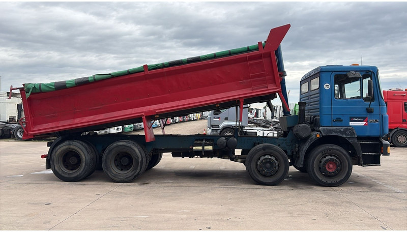 MAN 32.343 (LAMES / STEEL SUSP. / 8X4 / GRAND PONT / BIG AXLE) - Camion benne: photos 3 MAN 32.343 (LAMES / STEEL SUSP. / 8X4 / GRAND PONT / BIG AXLE) - Camion benne: photos 3