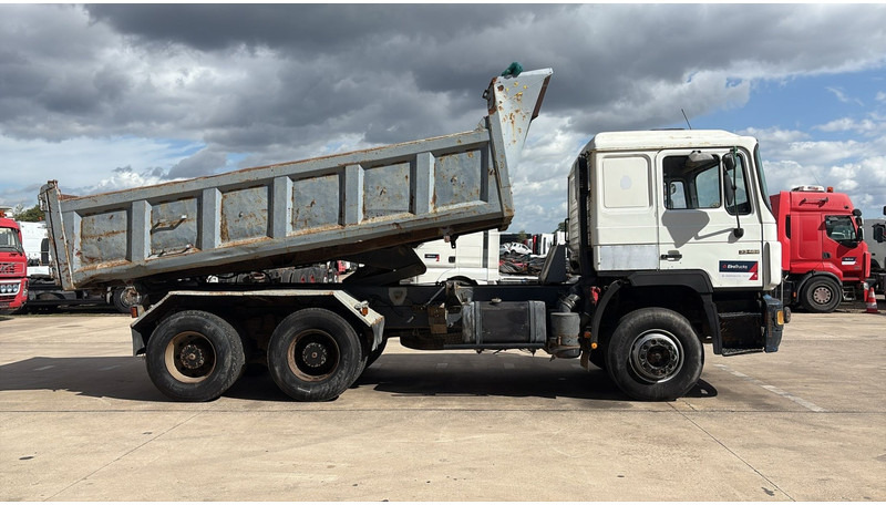 MAN 33.462 (MANUAL PUMP / POMPE MANUELLE / LAMES / GRAND PONT / 6 CYLINDER) - Camion benne: photos 3 MAN 33.462 (MANUAL PUMP / POMPE MANUELLE / LAMES / GRAND PONT / 6 CYLINDER) - Camion benne: photos 3