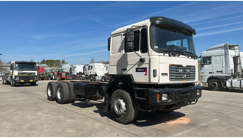 MAN 33.464 (6 CYLINDER / EURO 2 / SEMI MANUAL PUMP / BIG AXLE / STEEL SUSP. / LAMES) - Châssis cabine: photos 3 MAN 33.464 (6 CYLINDER / EURO 2 / SEMI MANUAL PUMP / BIG AXLE / STEEL SUSP. / LAMES) - Châssis cabine: photos 3