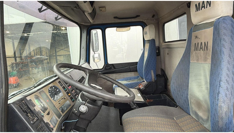 Camion benne MAN 35.402 (8X8 / BIG AXLES / GRAND PONT / LAMES / STEEL SUSP. / 6 CYLINDER): photos 15