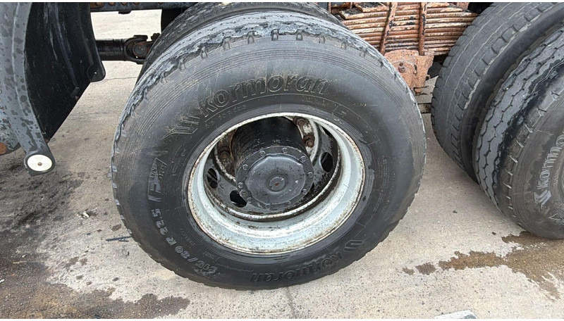 Camion benne MAN 35.402 (8X8 / BIG AXLES / GRAND PONT / LAMES / STEEL SUSP. / 6 CYLINDER): photos 8