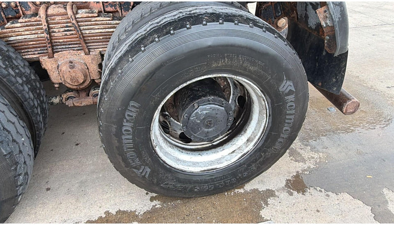 Camion benne MAN 35.402 (8X8 / BIG AXLES / GRAND PONT / LAMES / STEEL SUSP. / 6 CYLINDER): photos 9