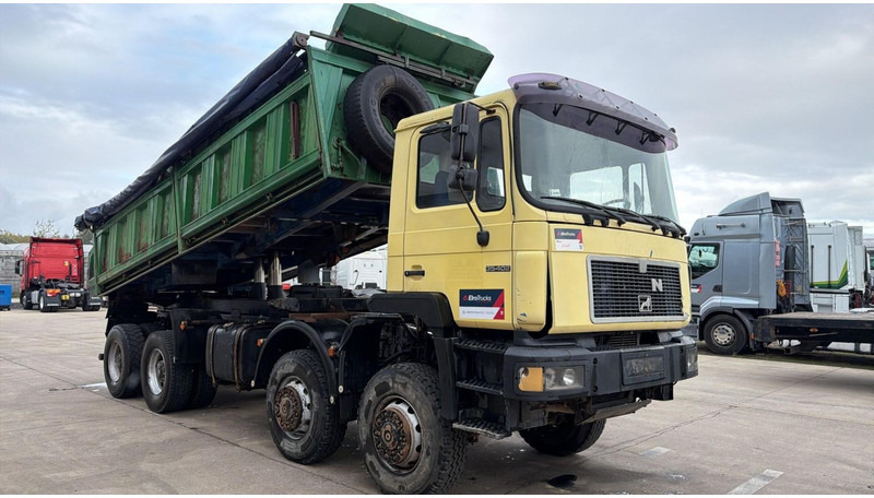 MAN 35.402 (8X8 / BIG AXLES / GRAND PONT / LAMES / STEEL SUSP. / 6 CYLINDER) - Camion benne: photos 3 MAN 35.402 (8X8 / BIG AXLES / GRAND PONT / LAMES / STEEL SUSP. / 6 CYLINDER) - Camion benne: photos 3