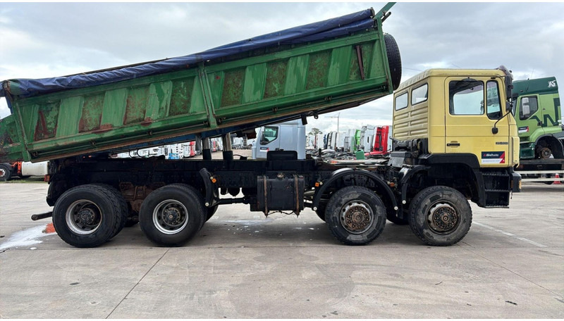 Camion benne MAN 35.402 (8X8 / BIG AXLES / GRAND PONT / LAMES / STEEL SUSP. / 6 CYLINDER): photos 7