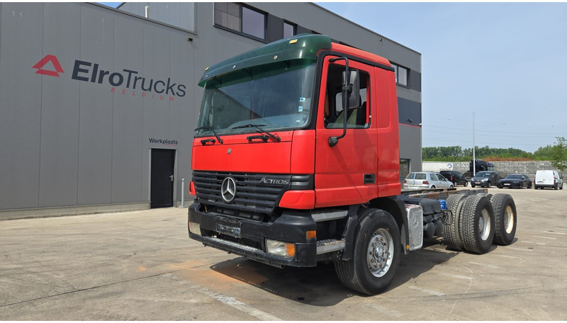 Mercedes-Benz ACTROS 2640 (EPS / 3 PEDALES / V6 / LAMES / GRAND PONT / EURO 2 / SEMI-AUTO) - Châssis cabine: photos 1 Mercedes-Benz ACTROS 2640 (EPS / 3 PEDALES / V6 / LAMES / GRAND PONT / EURO 2 / SEMI-AUTO) - Châssis cabine: photos 1