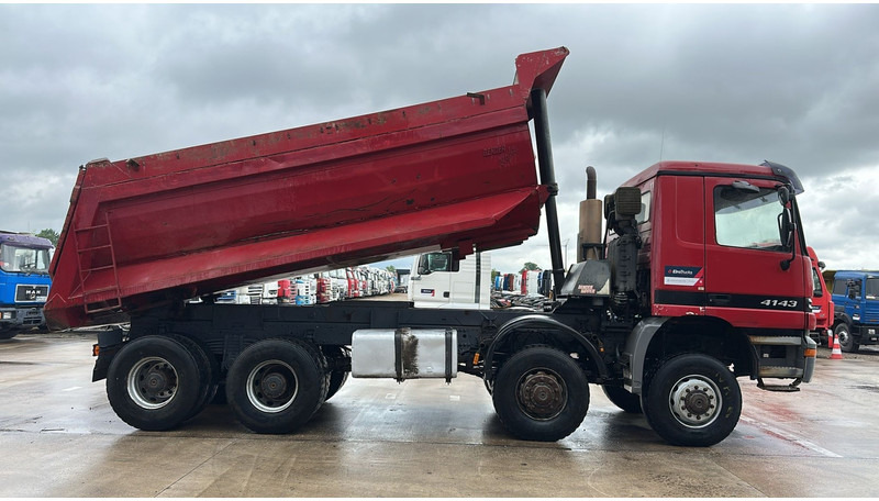 Mercedes-Benz Actros 4143 (BOITE MANUELLE / 8X8 / MANUAL GEARBOX / LAMES / GRAND PONT / BIG AXLE) - Camion benne: photos 4 Mercedes-Benz Actros 4143 (BOITE MANUELLE / 8X8 / MANUAL GEARBOX / LAMES / GRAND PONT / BIG AXLE) - Camion benne: photos 4