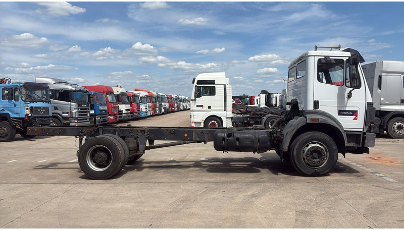 Mercedes-Benz SK 1824 (LAMES / GRAND PONT / BOITE MANUELLE / MANUAL GEARBOX / V6) - Châssis cabine: photos 4 Mercedes-Benz SK 1824 (LAMES / GRAND PONT / BOITE MANUELLE / MANUAL GEARBOX / V6) - Châssis cabine: photos 4