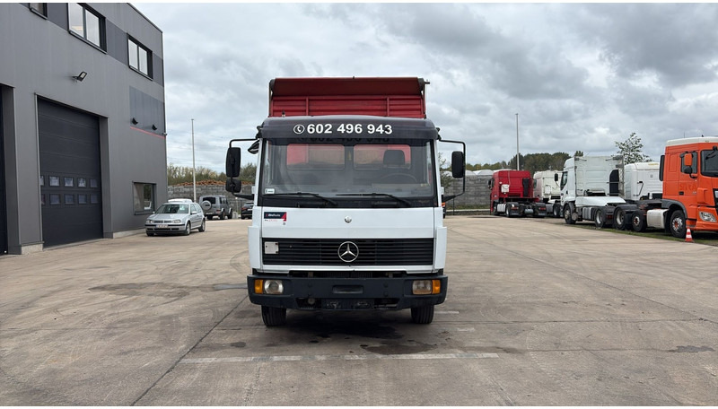 Mercedes-Benz SK 814 (SPER / AUXILAIRY / MANUAL PUMP / STEEL SUSP. / 6 CYLINDER / 3 WAY TIPPER / PERFECT) - Camion benne: photos 2 Mercedes-Benz SK 814 (SPER / AUXILAIRY / MANUAL PUMP / STEEL SUSP. / 6 CYLINDER / 3 WAY TIPPER / PERFECT) - Camion benne: photos 2