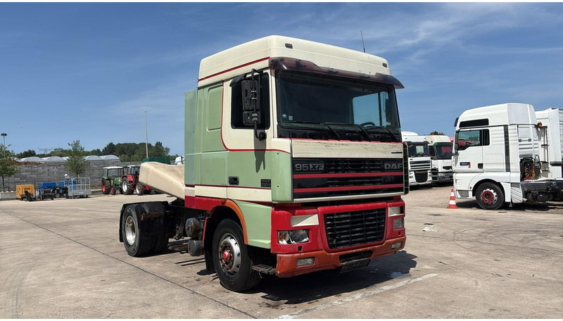 DAF XF 95.430 (EURO 3 / BOITE MANUELLE / MANUAL GEARBOX) - Tracteur routier: photos 3 DAF XF 95.430 (EURO 3 / BOITE MANUELLE / MANUAL GEARBOX) - Tracteur routier: photos 3