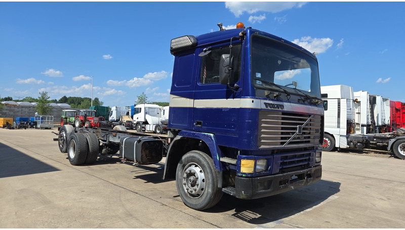 Volvo F 12 - 360 (FULL STEEL SUSPENSION / MANUAL PUMP / SUSP. LAMES / 6X2) - Châssis cabine: photos 3 Volvo F 12 - 360 (FULL STEEL SUSPENSION / MANUAL PUMP / SUSP. LAMES / 6X2) - Châssis cabine: photos 3