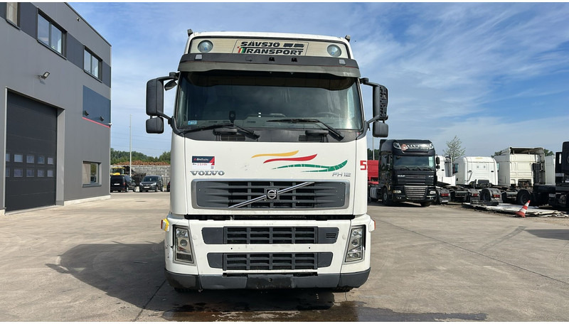 Volvo FH 12 - 460 (BOITE MANUELLE / MANUAL GEARBOX / 10 TYRES / 6X2 / AC / AIRCO) - Camion plateau: photos 2 Volvo FH 12 - 460 (BOITE MANUELLE / MANUAL GEARBOX / 10 TYRES / 6X2 / AC / AIRCO) - Camion plateau: photos 2