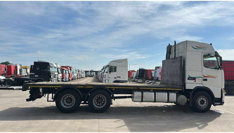 Volvo FH 12 - 460 (BOITE MANUELLE / MANUAL GEARBOX / 10 TYRES / 6X2 / AC / AIRCO) - Camion plateau: photos 4 Volvo FH 12 - 460 (BOITE MANUELLE / MANUAL GEARBOX / 10 TYRES / 6X2 / AC / AIRCO) - Camion plateau: photos 4