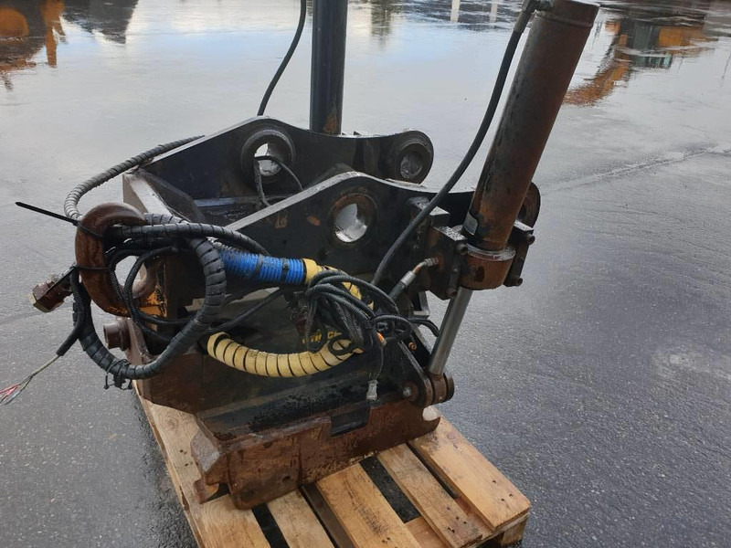 Engcon Tilting Coupler - Attache rapide pour Engins de chantier: photos 1 Engcon Tilting Coupler - Attache rapide pour Engins de chantier: photos 1