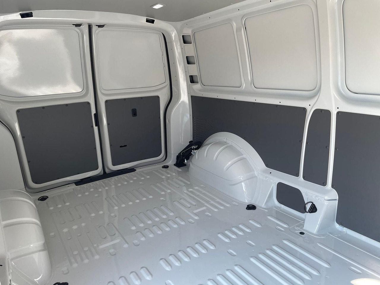 Fourgon utilitaire Volkswagen T6.1 Transporter LR 2.0 TDI KLIMA PDC: photos 10