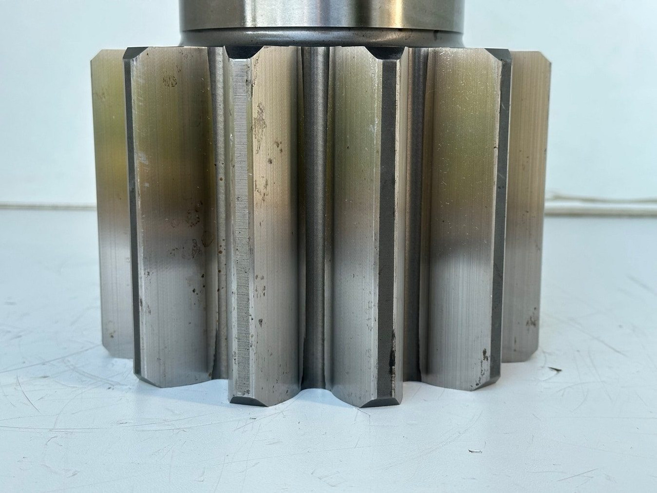 Moteur de rotation pour Pelle sur chenille Liebherr Abtriebswelle ID-Nr.932919701. SAT350/208 - SAT350/252. A954B, A954C, LH80 C, LH80 M, R954CG, E954, EP954, ER954, P954C, P954E, R954B, R954C. #932919701.09#: photos 9 Moteur de rotation pour Pelle sur chenille Liebherr Abtriebswelle ID-Nr.932919701. SAT350/208 - SAT350/252. A954B, A954C, LH80 C, LH80 M, R954CG, E954, EP954, ER954, P954C, P954E, R954B, R954C. #932919701.09#: photos 9