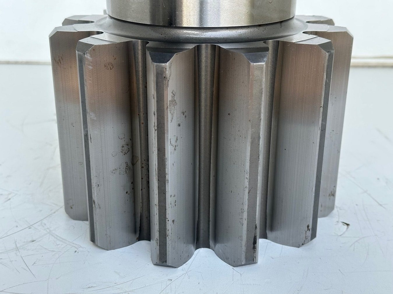 Moteur de rotation pour Pelle sur chenille Liebherr Abtriebswelle ID-Nr.932919701. SAT350/208 - SAT350/252. A954B, A954C, LH80 C, LH80 M, R954CG, E954, EP954, ER954, P954C, P954E, R954B, R954C. #932919701.09#: photos 8 Moteur de rotation pour Pelle sur chenille Liebherr Abtriebswelle ID-Nr.932919701. SAT350/208 - SAT350/252. A954B, A954C, LH80 C, LH80 M, R954CG, E954, EP954, ER954, P954C, P954E, R954B, R954C. #932919701.09#: photos 8