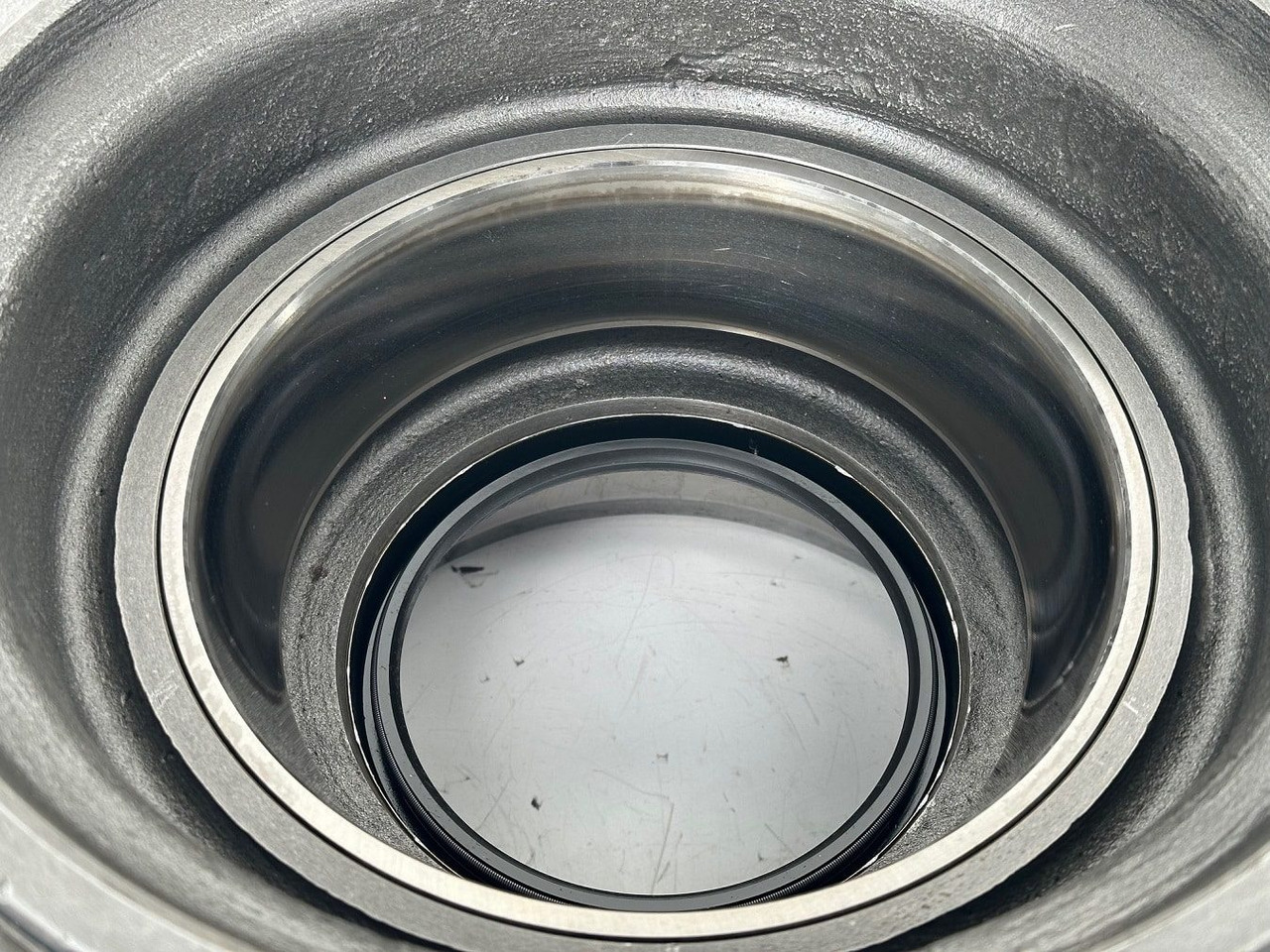 Moteur de rotation pour Engins de chantier Liebherr Abtriebswellengehäuse ID-Nr.90208566 - Liebherr Kegelrollenlager ID-Nr.761001903.  LH40, LH50, R926, R928, R930.   #90208566.01342#: photos 8