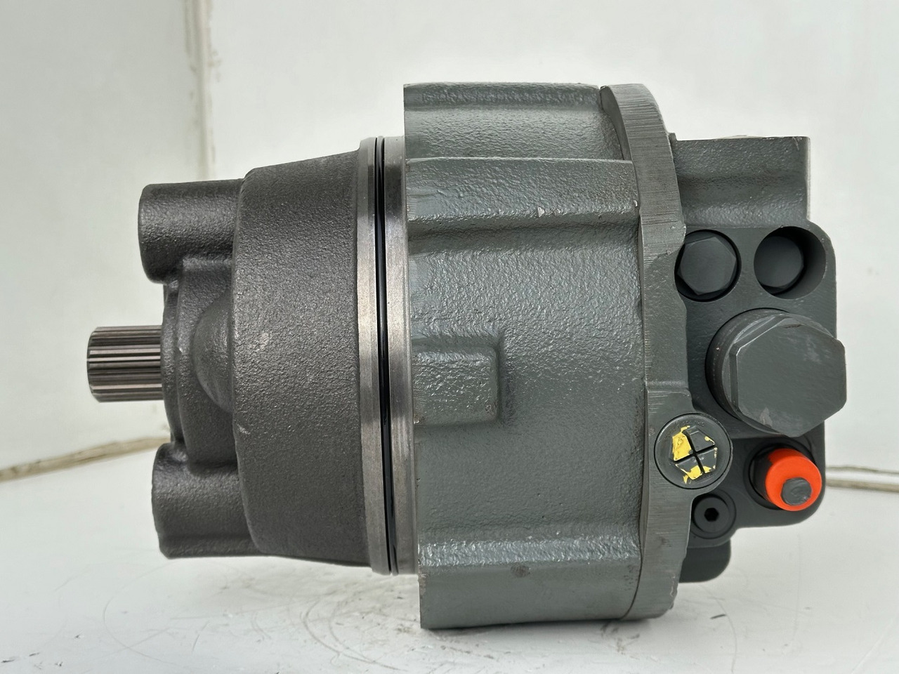 Liebherr Hydraulikeinbaumotor CMVE O 135. ID-Nr.10129570 - ID-Nr.11439804. FAT400P112 - FAT550P093. R930, R934, R936, R940, R944, R946, R950T. #10129570.21538# - Moteur hydraulique pour Engins de chantier: photos 3 Liebherr Hydraulikeinbaumotor CMVE O 135. ID-Nr.10129570 - ID-Nr.11439804. FAT400P112 - FAT550P093. R930, R934, R936, R940, R944, R946, R950T. #10129570.21538# - Moteur hydraulique pour Engins de chantier: photos 3