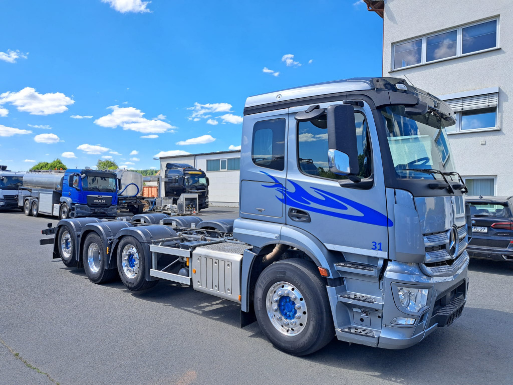 Mercedes Benz Actros 3243 8x2 1,2 & 4 Lenkachse, 2 & 4 Liftbar(Nr. 6051) - Châssis cabine: photos 2 Mercedes Benz Actros 3243 8x2 1,2 & 4 Lenkachse, 2 & 4 Liftbar(Nr. 6051) - Châssis cabine: photos 2