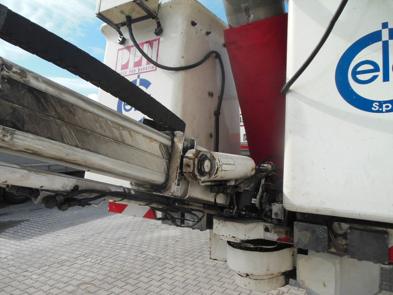Camion avec nacelle Renault MIDLUM 220.14,4X4,HUBARBEITBÜHNE 16,5M, ISOLIERT: photos 14