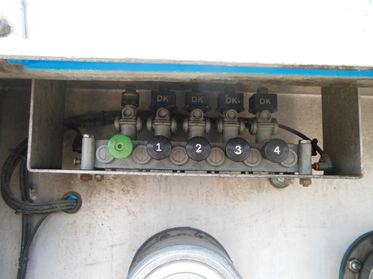 WILLIG/HALLER/HLS 240.45/2,NPC 04, 4 KAMMER - Semi-remorque citerne: photos 5 WILLIG/HALLER/HLS 240.45/2,NPC 04, 4 KAMMER - Semi-remorque citerne: photos 5